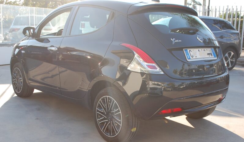 Lancia Ypsilon 1.0 firefly hybrid 70CV Gold Plus S&S Uff Italy pieno